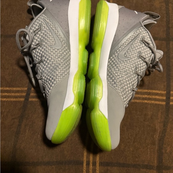 Nike LeBron James shoes gray and green size 12 - Picture 2 of 6